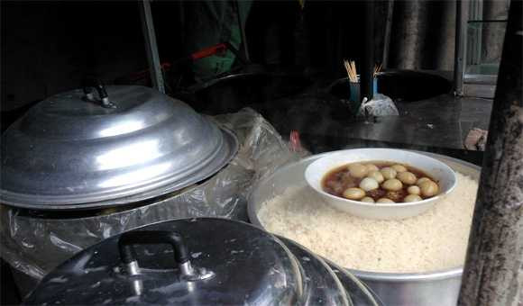 Nồi xôi vừa chín tới, được người dân đã chuẩn bị kỹ càng để 3h chiều đi bán