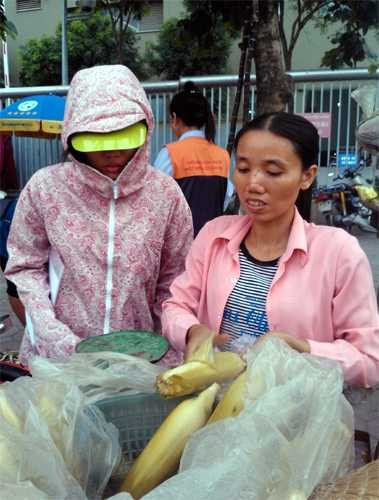 Chị Xuyến đang chọn ngô cho khách