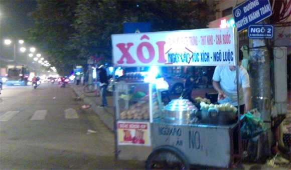 Để kiếm sống và đổi đời, họ đã phải thức khuya dậy sớm bán hàng. Trong ảnh là người đàn ông bán ngô đêm tại đầu phố Nguyễn Khánh Toàn.