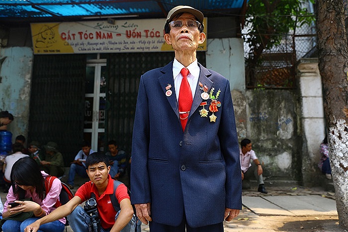 Một cựu chiến binh Việt Nam trong đám tang Đại tướng Võ Nguyên Giáp
