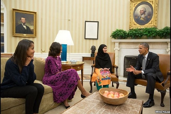 Tổng thống Mỹ Barack Obama, Đệ nhất phu nhân Michelle Obama và con gái nói chuyện với Malala Yousafzai – cô gái trẻ người Pakistan từng bị Taliban bắn vào đầu năm ngoái