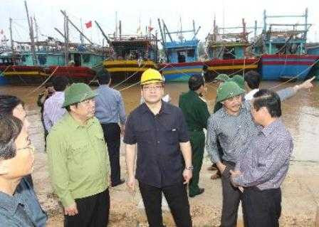 Chiều 9/11, đoàn công tác Chính phủ do Phó Thủ tướng Hoàng Trung Hải dẫn đầu đến kiểm tra, chỉ đạo công tác phòng, chống cơn bão số 14 tại tỉnh Quảng Trị. Ảnh: TTXVN.