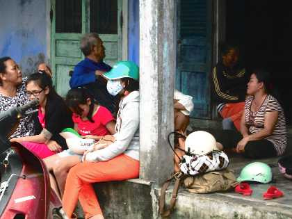 15 giờ 30, có mặt tại vùng ven biển Thuận An (Thừa Thiên – Huế) chúng tôi chứng kiến cảnh chạy bão chưa từng có. Hàng ngàn người dân nơi đây thi nhau chạy bão khi trời bắt đầu tối sầm.