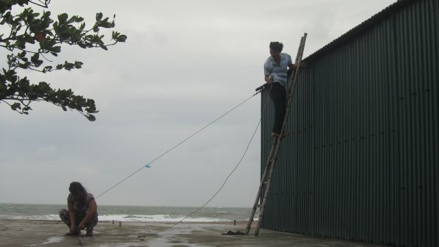 Đến 16h ngày 9/11, tỉnh Nghệ An đã di dời 4.587 hộ dân ra khỏi vùng nguy hiểm. Trong đó, Thị xã Cửa Lò 1231 hộ; huyện Nghi Lộc 458 hộ; huyện Quỳnh Lưu 2524 hộ…Công tác sơ tán dân phải hoàn thành xong trước 19h cùng ngày. Tỉnh Nghệ An đề nghị Ủy ban quốc gia tìm kiếm cứu nạn, Bộ Quốc phòng bố trí 1 tàu cứu hộ loại lớn tại Cửa Lò để cứu hộ cứu nạn khi cần thiết. Thông tin từ Bộ chỉ huy BĐBP Nghệ An, tính đến 14h30 phút ngày 9/11, tỉnh Nghệ An có 4.017 phương tiện với 20.083 lao động trực tiếp đánh bắt hải sản. Hiện tất cả phương tiện đã đã neo đậu an toàn hoặc đang trên đường vào bờ. Bốn tàu đánh cá cùng 53 thuyền viên phường Quỳnh Phương (Thị xã Hoàng Mai) bị mất liên lạc trên biển trước đó đã nhận được thông tin, hiện đang trên đường về nơi trú ẩn. Tỉnh Nghệ An chủ động sơ tán dân cư ở vùng trũng thấp ven biển, cửa sông, hạ du các hồ chứa; vùng có nguy cơ cao xảy ra lũ quét, sạt lở đất; chủ đạo, hướng dẫn nhân dân chằng chống nhà cửa; các hồ chứa có người thường xuyên túc trực và xử lý kịp thời khi có sự cố xảy ra… Tại Hà Tĩnh, địa phương tiến hành di dời 14.000 hộ dân với hơn 50.000 nhân khẩu tại các huyện: Nghi Xuân, Thạch Hà, Lộc Hà, Kỳ Anh, Cẩm Xuyên, TP.Hà Tĩnh ở vùng nguy hiểm tới nơi an toàn. Tất cả các tàu thuyền đã về nơi trú ẩn an toàn, hoặc đã nhận được thông tin về siêu bão Haiyan. 