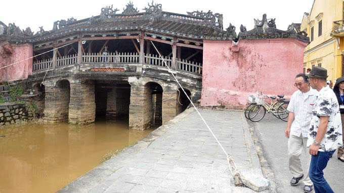 Chùa Cầu của Di sản thế giới Hội An được cột, níu để đối phó với siêu bão - Ảnh: