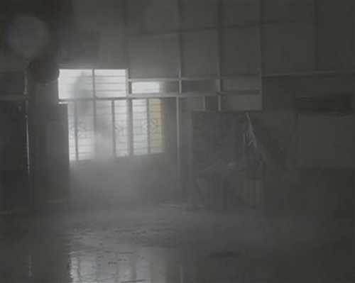  Gió dữ dội và mưa lớn qua một cửa sổ tòa nhà (Ảnh: Reuters)