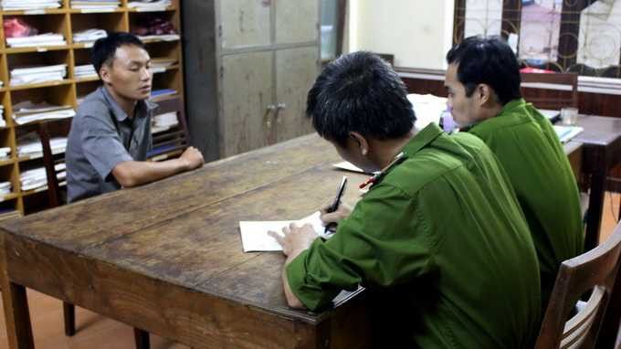 Điều tra viên Phòng Cảnh sát Điều tra Công an tỉnh Hà Giang lấy lời khai của hung thủ Sùng Mí Sính. Ảnh: Diệu Loan (phòng PX15 - Công an tỉnh Hà Giang)