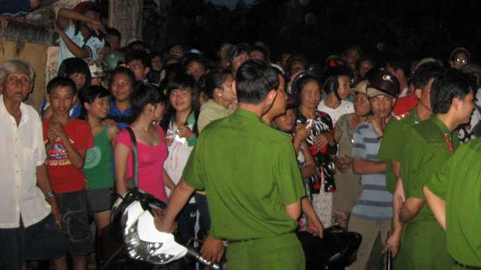 Hàng trăm người dân theo dõi khám nghiệm tử thi quanh khuôn viên chùa tối 21-10 - Ảnh: Đức Thành