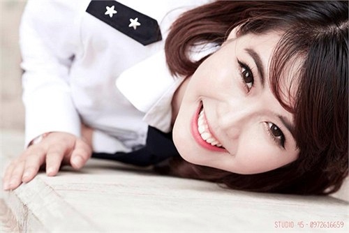 Tường Linh gây ấn tượng với nước da trắng ngần, nét xinh xắn tươi vui lúc nào cũng hiển hiện trên khuôn mặt.