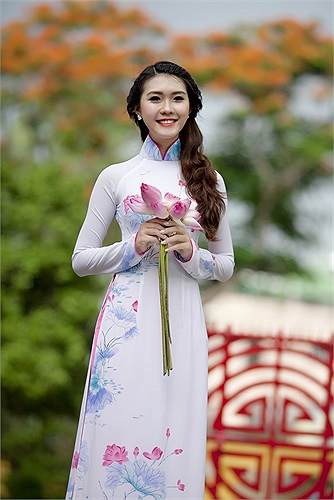 Hình ảnh Tường Linh trong tà áo dài truyền thống thu hút mọi ánh nhìn