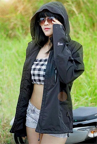 Kim Ngân sở hữu thân hình đẹp, đường cong nóng bỏng và góc mặt ăn hình.