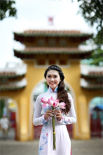 Nói về cơ duyên đến với Học viện Hàng không Việt Nam, Tường Linh chia sẻ: 'Từ nhỏ mình đã thích ngắm nhìn máy bay và mơ ước được làm tiếp viên hàng không'.