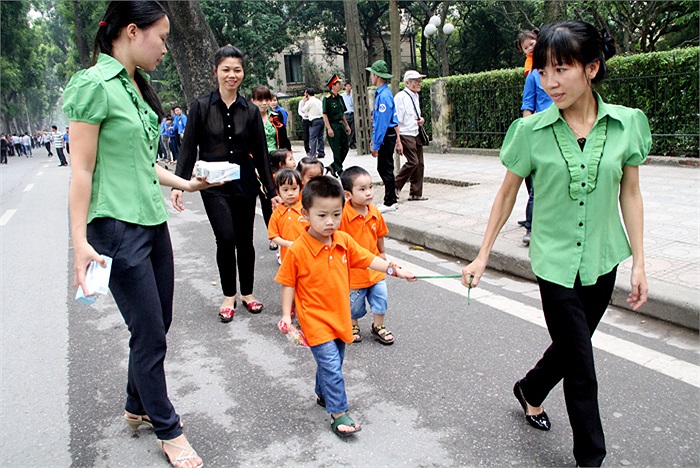 Các bé mầm non được ưu tiên vào trước viếng so với các đoàn khác