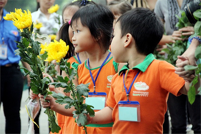 Mỗi bé đều cầm trên tay một bông cúc vàng để kính dâng lên hương hồn Đại tướng