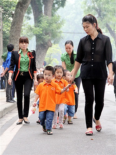 Các bé được hướng dẫn đi thành từng đoàn rất thẳng và ngay ngắn