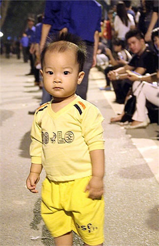 Dù đã 10h đêm nhưng hàng nghìn người vẫn nán lại trước khu vực nhà Đại tướng, trong đó có rất nhiều em nhỏ