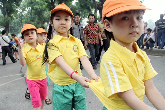 Sáng 10/10, hàng trăm các bé học sinh mầm non ở nhiều trường trên địa bàn Hà Nội đã tới viếng Đại tướng Võ Nguyên Giáp