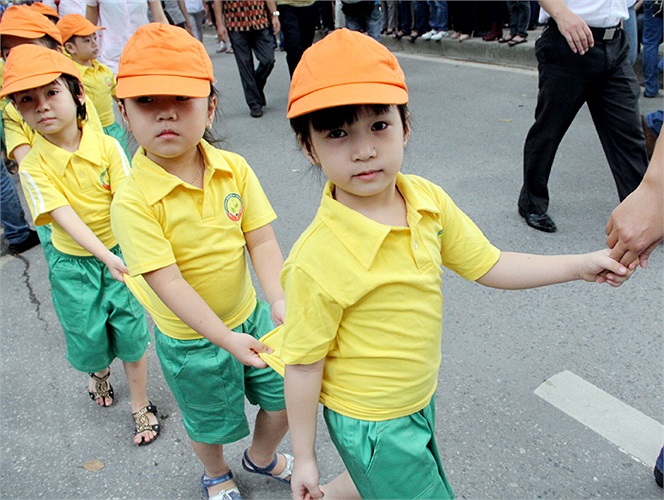 Các thầy cô cũng kể cho các bé đôi nét về vị tướng tài ba của dân tộc và sự ra đi của Người