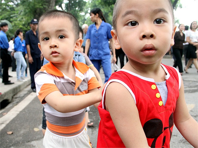 Các bé mầm non ngoan ngoãn bám vai nhau trật tự bước vào viếng Đại tướng