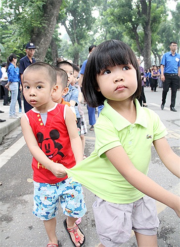 Các cô giáo mầm non không cần nhắc nhở nhiều nhưng các bé vẫn trật tự đi theo hàng ngay ngắn