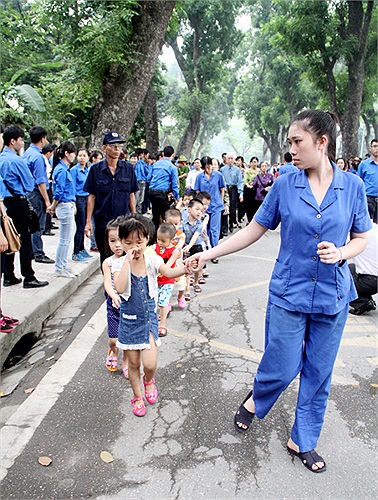 Những cô bé lớn tuổi đã phần nào hiểu về sự kiện đặc biệt này