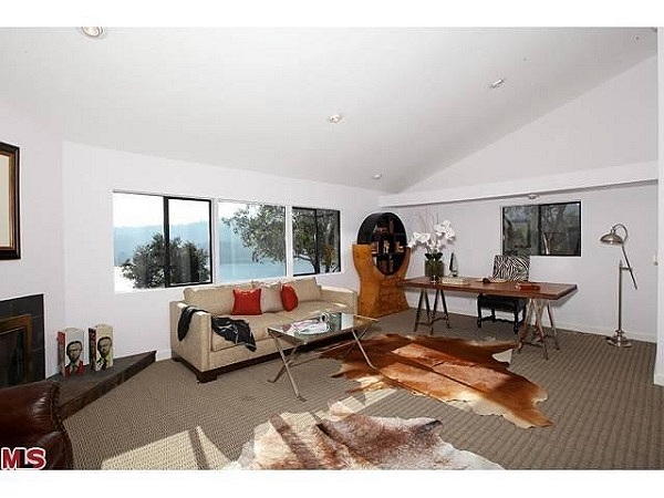 Với tổng diện tích lên tới 2.604 m2, 5 phòng ngủ, 3 phòng tắm, phòng ăn và phòng khách rộng rãi, sàn nhà được lát bằng gỗ cứng đặc biệt.