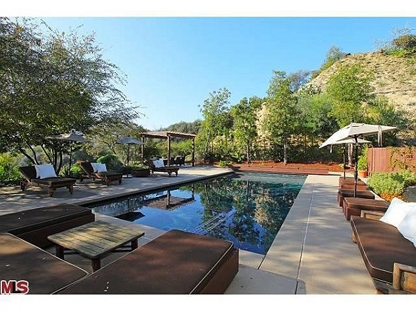 Bể bơi sang trọng bên ngoài ngôi nhà.