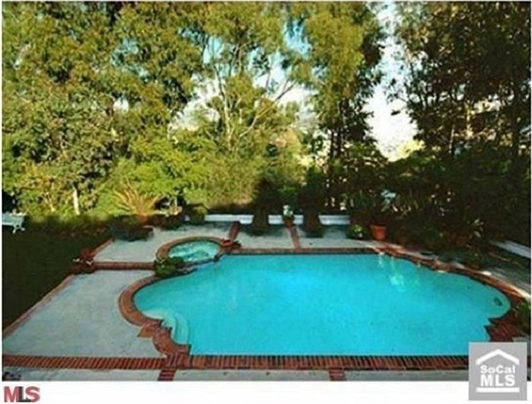 Căn biệt thự mới nằm ở thành phố Beverly Hills được Robert thuê với giá không hề mềm 15.000 USD/tháng(khoảng 319 triệu đồng) không lâu sau khi chính thức chia tay bạn gái lâu năm Kristen Stewart.