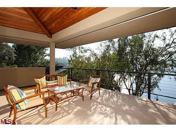 Căn biệt thự được xây dựng vào năm 2009, bể bơi được thiết kế ngoài trời. 