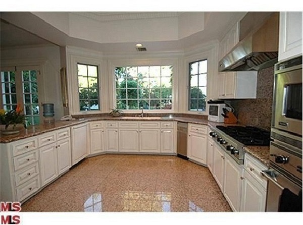 Ngôi nhà có 5 phòng ngủ, 6 phòng tắm, có khá nhiều tiện nghi như bể bơi nước nóng, quầy bar, phòng xông hơi, thư viện, và một khu sân vườn rộng rãi.