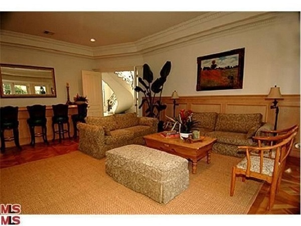 Được biết, biệt thự rộng hơn 491 mét vuông này cũng là nơi Britney Spears từng sống khi cô trải qua giai đoạn khủng hoảng tinh thần.