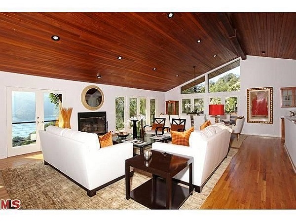 Chàng 'ma cà rồng' Robert Pattinson còn dành hẳn một phòng riêng rộng 1.440 m2 để tiếp khách.