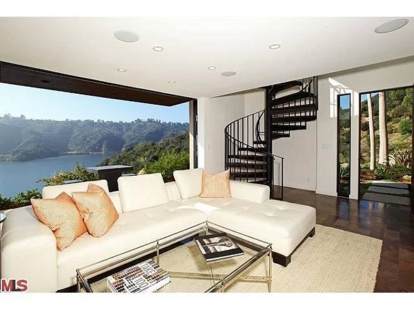 Phòng khách có view cực đẹp.