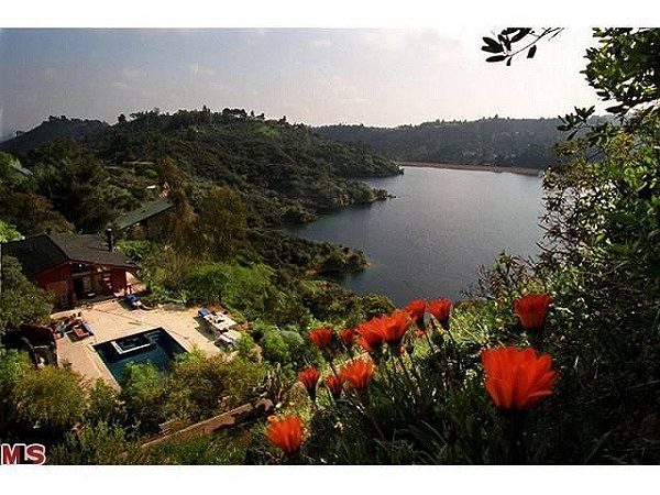 Từ căn biệt thự của Robert Pattinson có thể ngắm toàn bộ cảnh quan bên ngoài.