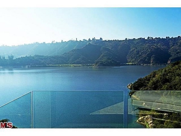 Khung cảnh thiên nhiên lãng mạn nhìn từ phía ngôi biệt thự.