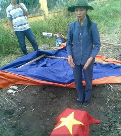  "Nhà ngoại cảm" Vũ Thị Hòa đứng trước cái được coi là hài cốt liệt sĩ.