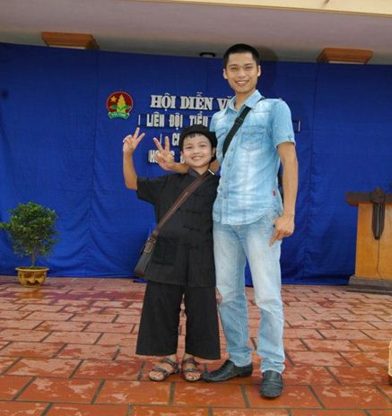 Anh Điệp cùng học trò tại hội diễn văn nghệ của trường