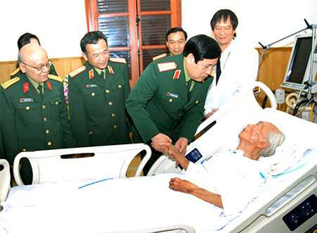 Bộ trưởng Bộ Quốc phòng Phùng Quang Thanh thăm Đại tướng Võ Nguyên Giáp trong những ngày điều trị tại Bệnh viện Trung ương Quân đội 108. Ảnh: Minh Trường.