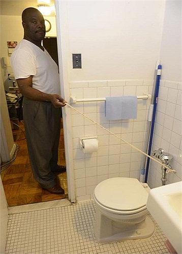 Ông Michel Pierre, 58 tuổi, sống tại New York - Mỹ, đang nhấn xả nước thì bất ngờ chiếc bồn cầu phát nổ, gây thương tích nặng cho ông.