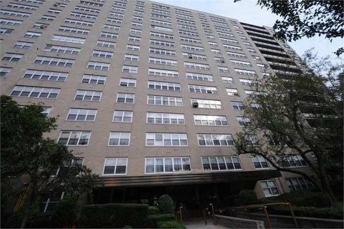 Căn hộ 16 tầng với 275 căn hộ được xây dựng vào năm 1964. Đại diện ban quản lý tòa nhà cho rằng nguyên nhân có thể do áp suất trong đường ống tăng cao gây nổ.