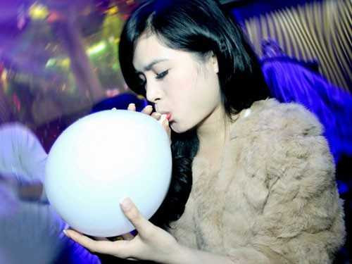 “Bóng cười” thường được giới trẻ sử dụng trong quán bar, karaoke. (ảnh minh họa) .