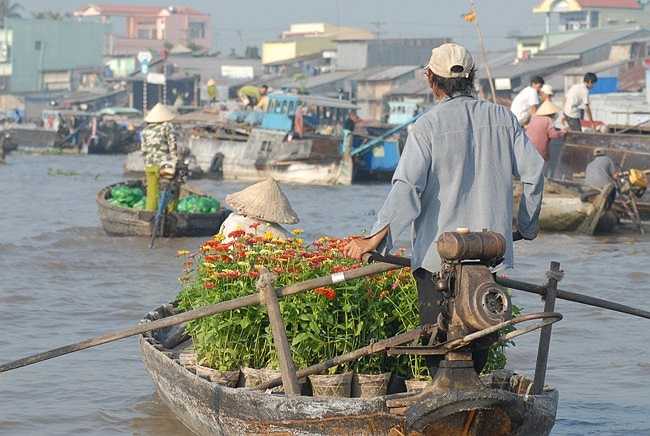 Các chợ nổi tiếng nhất ở Miền Tây như Cái Răng, và Phong Điền (Cần Thơ), Ngã Bảy (Hậu Giang), Châu Đốc (An Giang), tỉnh Cà Mau có chợ nổi Cà Mau. Tỉnh Vĩnh Long có chợ nổi Trà Ôn. Sóc Trăng có chợ nổi Ngã Năm. Ở Tiền Giang Chợ nổi Cái Bè.…