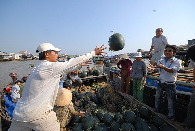 Chợ nổi thường có phong cách bán là thẩy chụp.