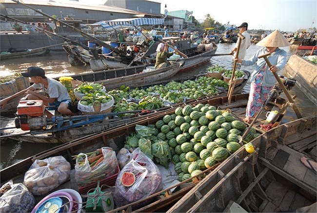 Chợ nổi có phong tục là chen xuồng ghe với nhau mới có thể đi.