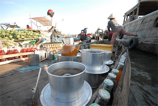 Ghe bán cà phê phin tại chợ nổi trên sông.