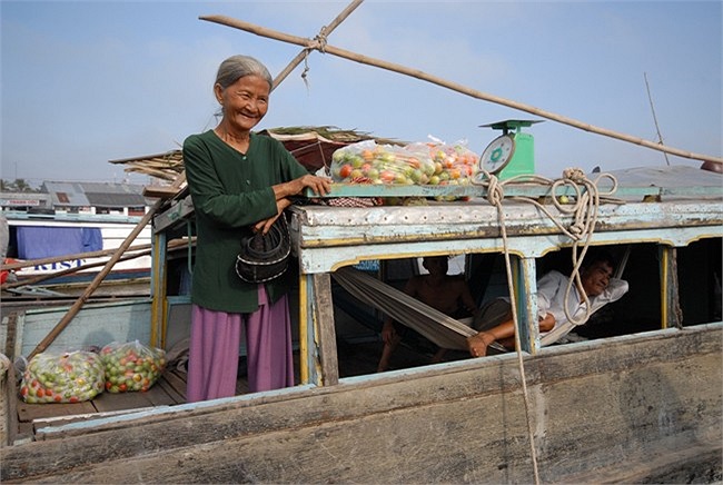 Bà Ngô Thị Bé Sáu, dân thương hồ 20 năm nay bám nghề ở chợ nổi Cái Răng. Nhờ chợ nổi, bà nuôi được gia đình 6 người có cuộc sống ấm no, con cái đi học đến nơi đến trốn. 