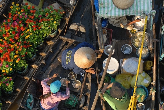 Do nhu cầu của người đi chợ nên không chỉ có các xuồng trái cây, nông sản phẩm mà còn có nhiều loại dịch vụ khác: phở, hủ tiếu, cà phê, quán nhậu nổi... Các xuồng dịch vụ (thường là thuyền nhỏ) len lỏi phục vụ khách đi chợ và cả khách tham quan. 