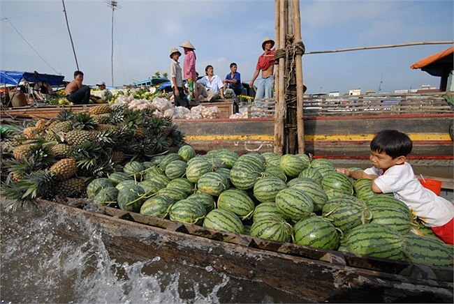 Chợ đông nhất là vào khoảng 7- 8 giờ sáng. Sức hút của chợ nổi đối với thập khách chính là giữ gìn, phát huy được nét đặc trưng vùng sông nước và sự tươi ngon của hàng hóa nơi đây.