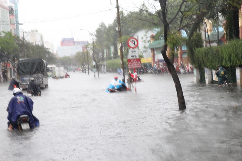 TP.HCM, ngập nước, mùa lũ, bì bõm, ngập nặng, Kinh Dương Vương, quay cuồng đảo lộn