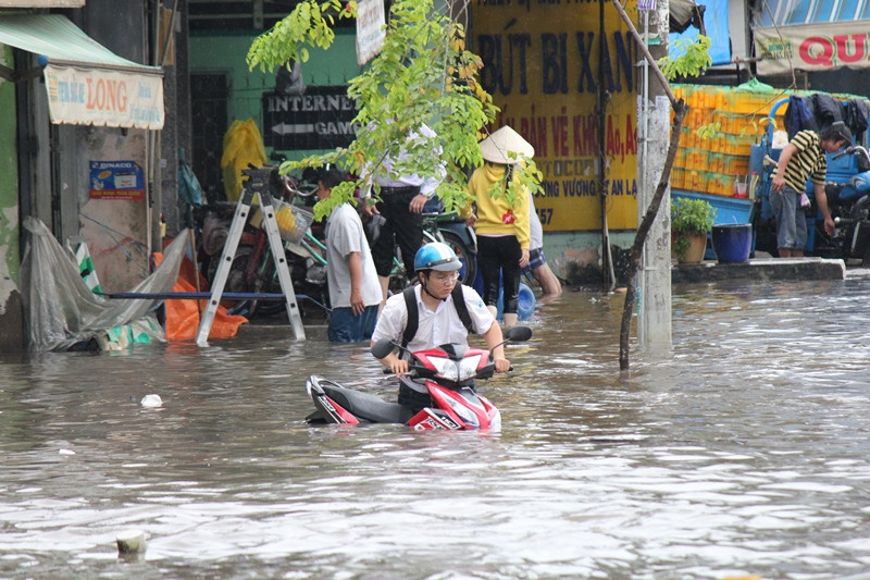 TP.HCM, ngập nước, mùa lũ, bì bõm, ngập nặng, Kinh Dương Vương, quay cuồng đảo lộn